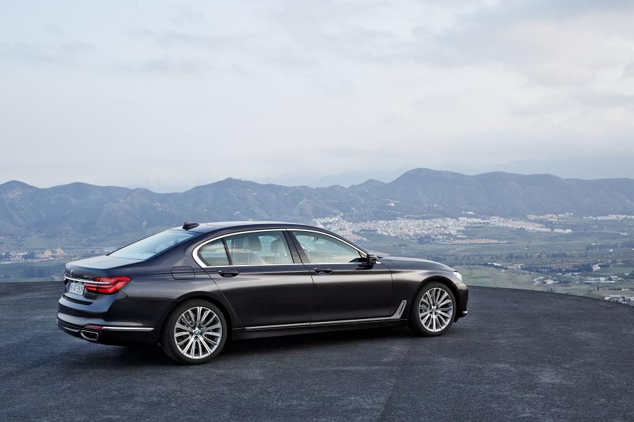  BMW 750Li xDrive 2015 года  (фото 24 из 41)
